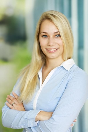 Ein Porträtfoto von Corinne Hofmann.