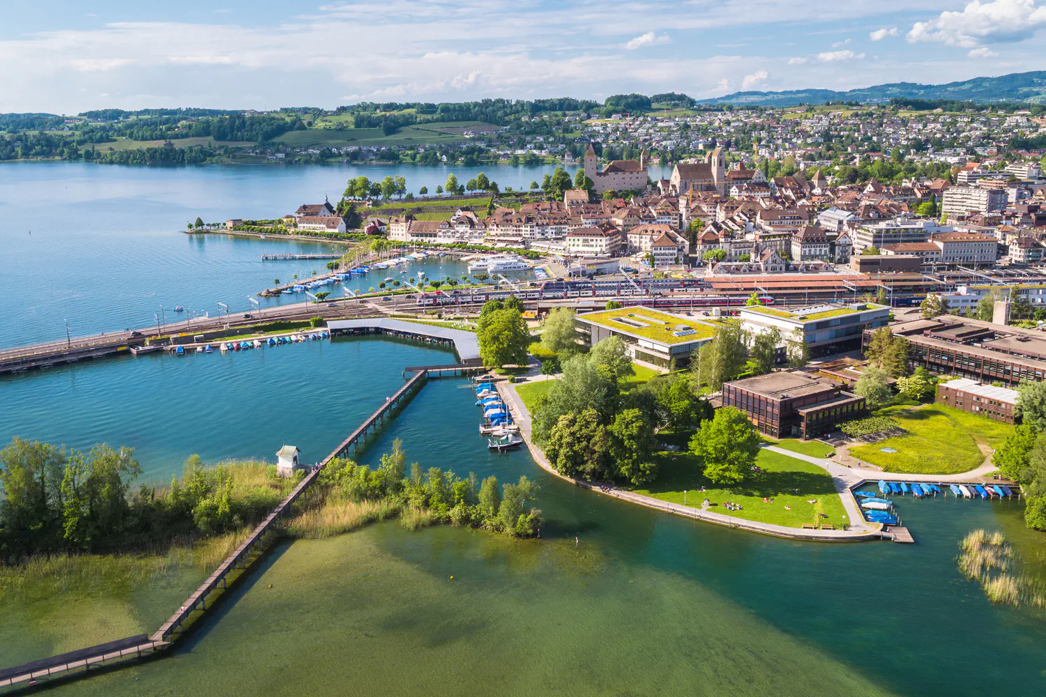 Luftaufnahme der Hochschule für Technik in Rapperswil.