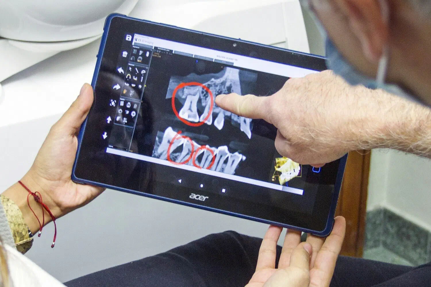 Arzt tippt auf Tablet