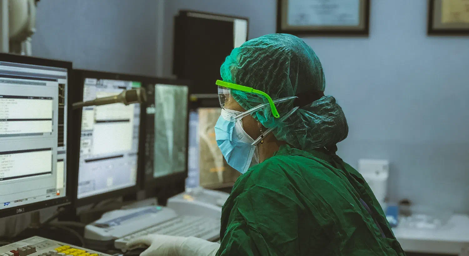 Person mit Maske im Gesundheitswesen