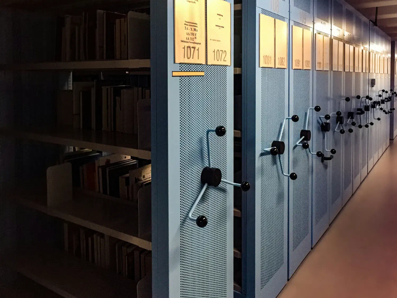 Archiv mit Ordnern in Regalen