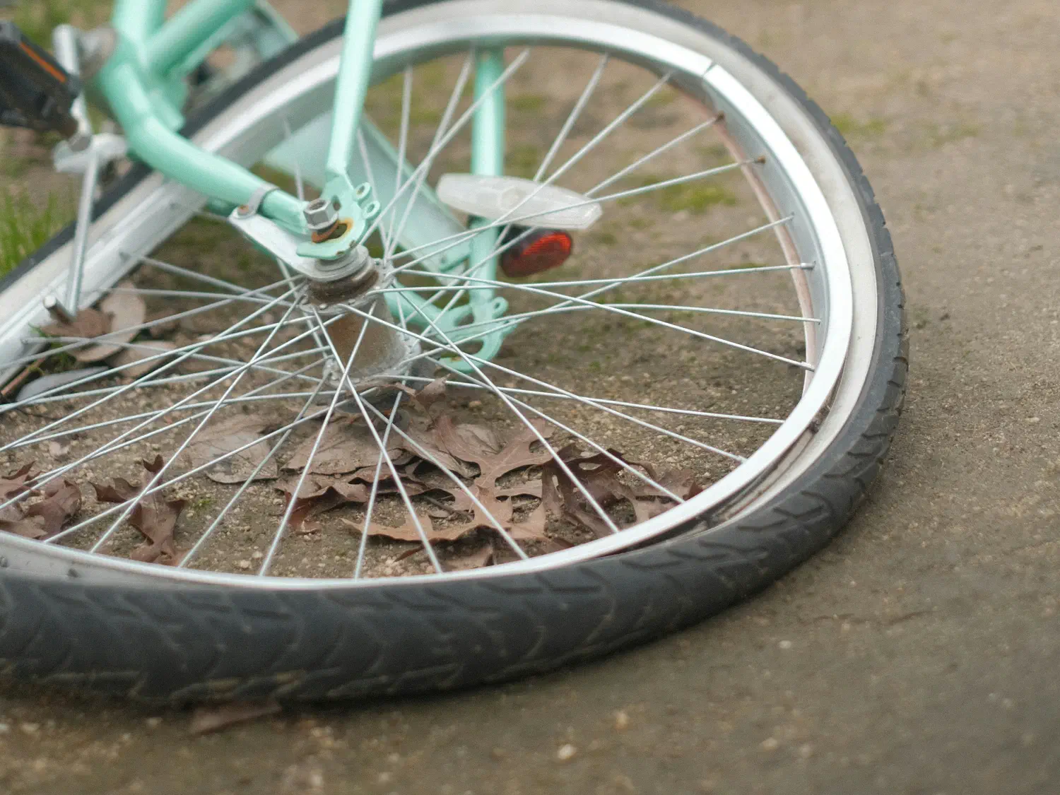 Fahrrad am Strassenrand verunfallt