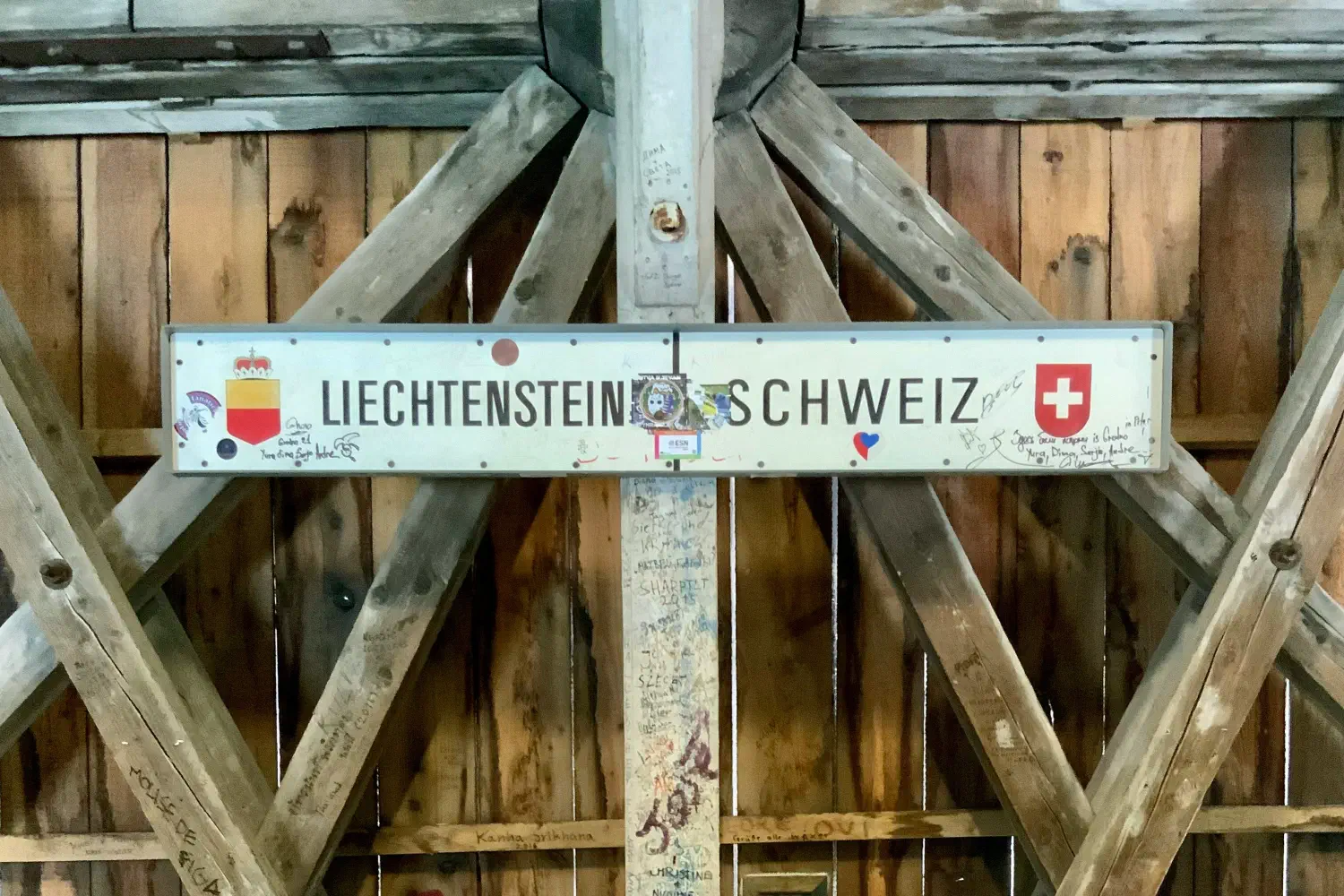 Holzschild an einem Holzzaun