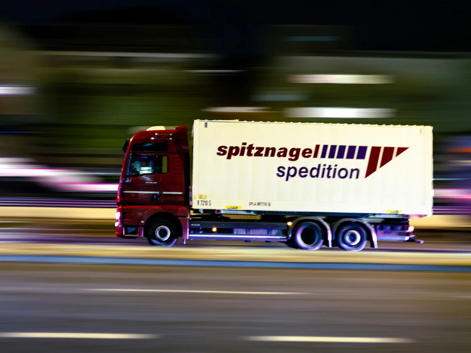 Rot-weisser LKW auf der Strasse